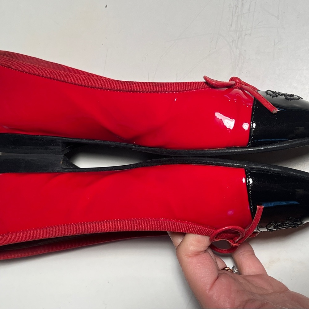 CHANEL Glossy Red and Black Flats - Picture 4 of 13